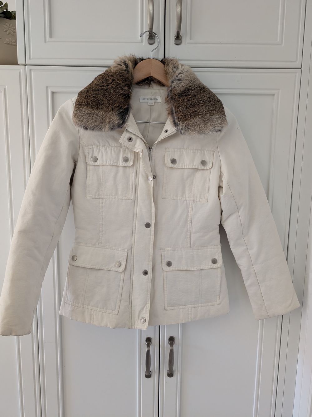 Women's Cream Colored Jacket With Fur Collar Size Size UslS 2 Us or Or XS
